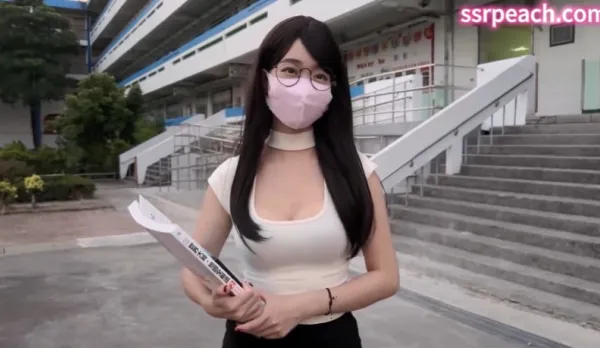 當表面正經私下淫蕩的女教師課後輔導早熟男學生她還是必須保持專業 Ellie