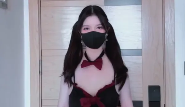 撅高高屁股主動用小穴溫暖爸爸的大雞巴 狐不妖