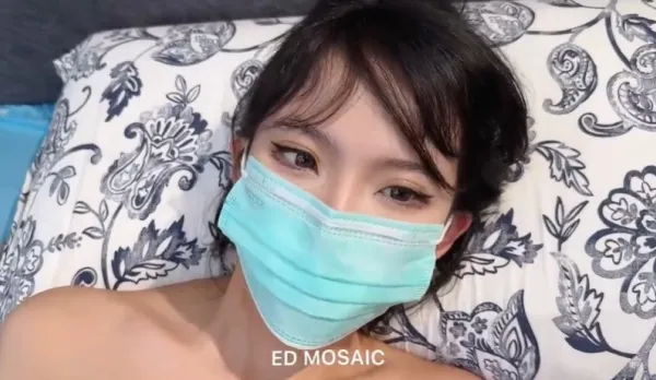 EDmosaic 現役女大生19歲秋刀魚原本綠播突破尺度玩按摩棒