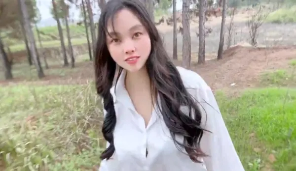 黑絲少婦勾引爬山高中生