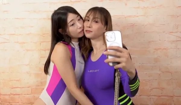 被粉絲拍照舔逼到被她用綁帶假屌操爆 艾莉