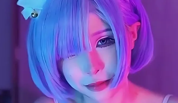 Cosplay 雷姆 趴在身上撫摸調情 深喉口交舔舐雞巴 上位騎乘插入榨精後中出內射 婉婉兒