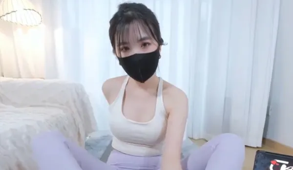 淫妻騷穴在客廳被瑜伽教練大黑屌後入狂操 懶懶豬