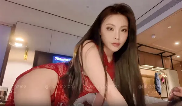 第一次穿紅色旗袍馬上射一發 Kitty