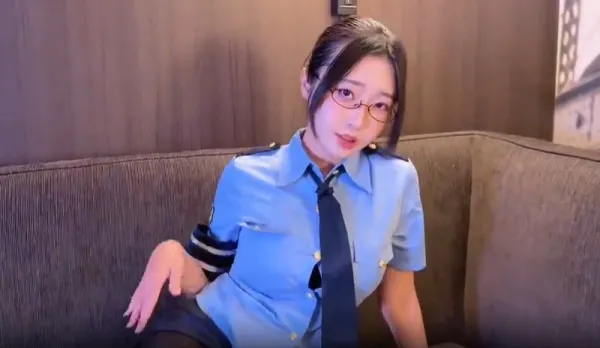 化身性感女警官被騎乘狂操顏射吞精 玲奈