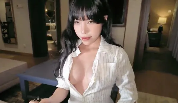 女上司粗暴懲罰下屬內射後逼他舔乾凈