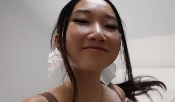 今天是牛仔性感女郎與男友愛愛精液射的滿臉都是 EMILY
