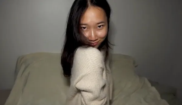 第一視角看我和男友睡前自慰性愛 EMILY