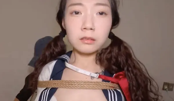 甘願被束縛交出身體的控制權被當作性玩具幹到潮水不止還說不夠還要