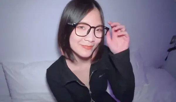 可愛短髮眼鏡萌妹被羞恥的玩弄 粉色的穴被操出老二的形狀