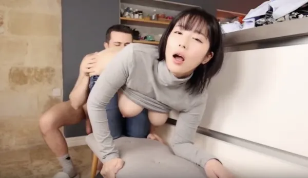 巨乳女友在廚房裡被扒掉衣服猛烈地操小穴