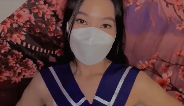 看著繼妹扮演日本女學生在自慰哥哥頂不住了