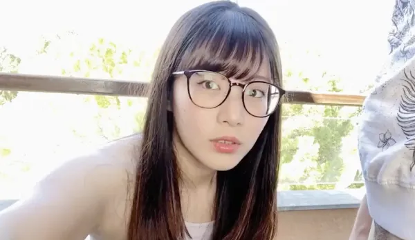 戶外陽臺乘騎在男友身上做愛精液射我嘴裡
