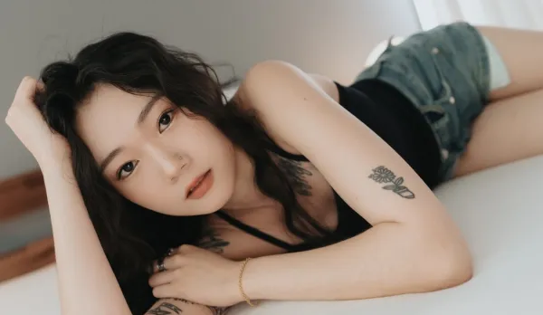 開朗活潑的沖浪女子Kumi有著可愛的反差萌女上位抽插時就像是在浪上一樣搖擺射精