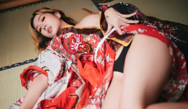 麗露Leelo 絕美新人！和服滑落爆出頂級美乳 全裸情色互動