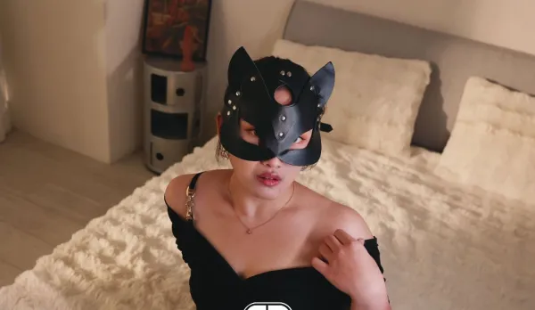 EDmosaic 素人芳芳第一次拍大尺自慰照，打光師看了硬到不行，她主動幫他口交下面還一直噴水！