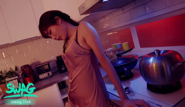 TQ-00026 趁姐姐外出買晚餐的時候吃掉她的男友！ 菲菲