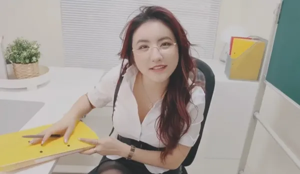 淫亂癡女校長教室激戰體院班壯碩男同學 費爵娜